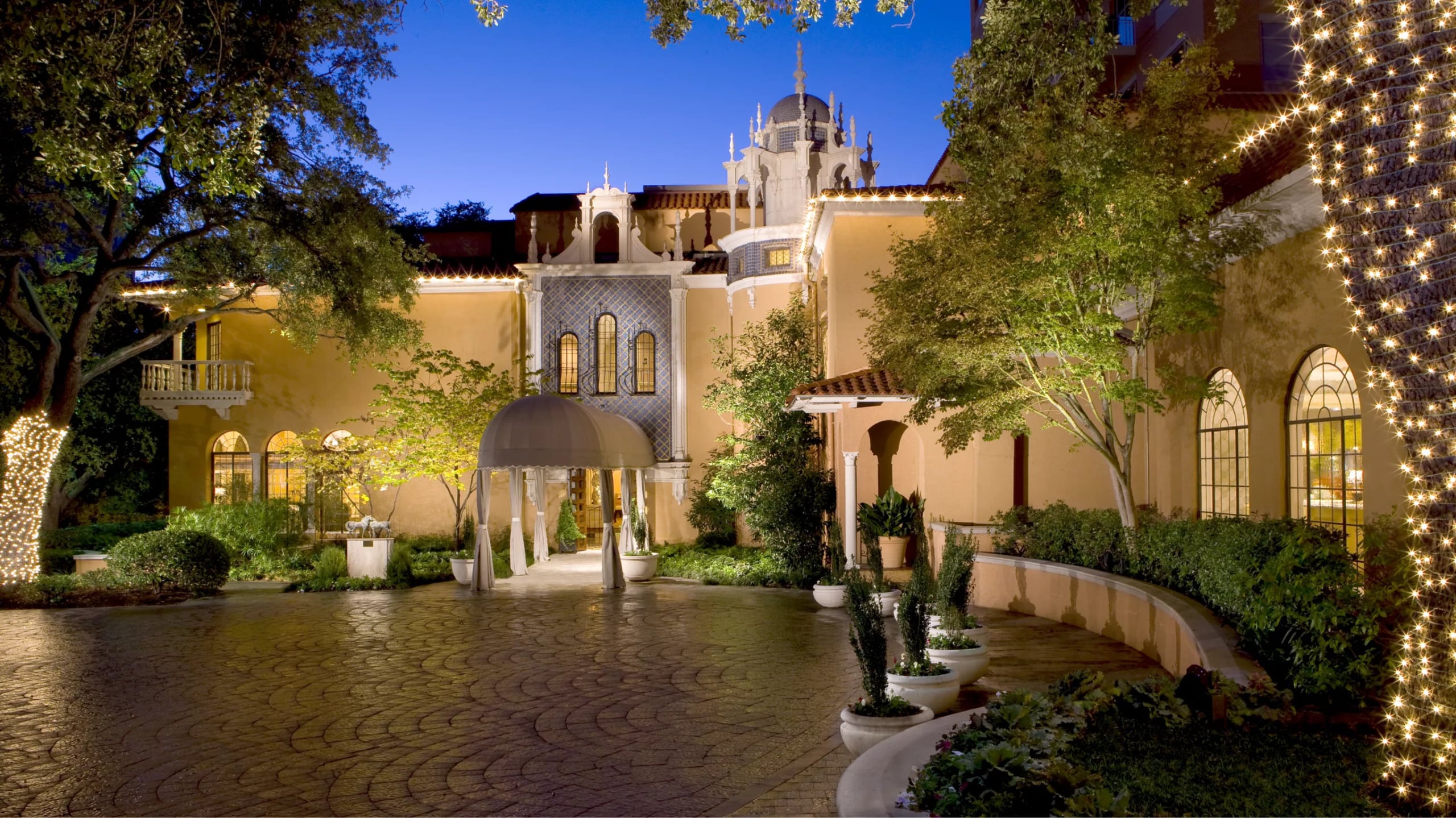 Exterior of Rosewood Mansion on Turtle Creek at night.